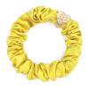 By Eloise London Silk Scrunchie Gold Heart Λαστιχάκι για τα μαλλιά για γυναίκες 1 τεμ Απόχρωση Mellow Yellow