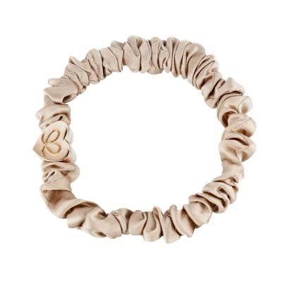 By Eloise London Skinny Silk Scrunchie Gold Heart Λαστιχάκι για τα μαλλιά για γυναίκες 1 τεμ Απόχρωση Sand
