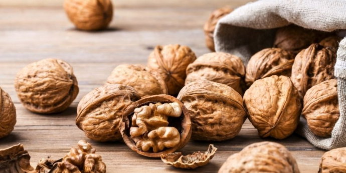 Κέλυφος καρυδιάς για σκούρενση μαλλιών