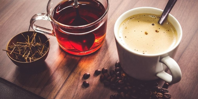 Καφές και μαύρο τσάι για σκούρενση μαλλιών