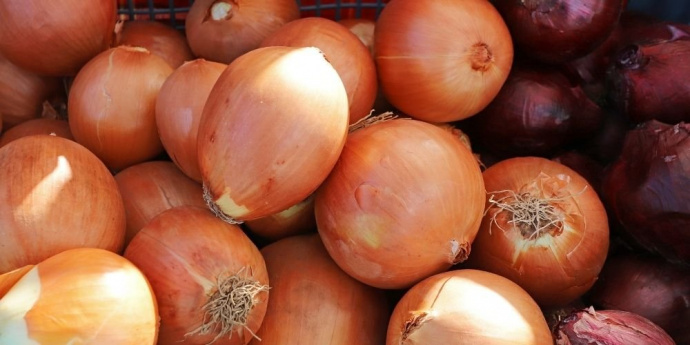 Φλούδες κρεμμυδιού για σκούρενση μαλλιών