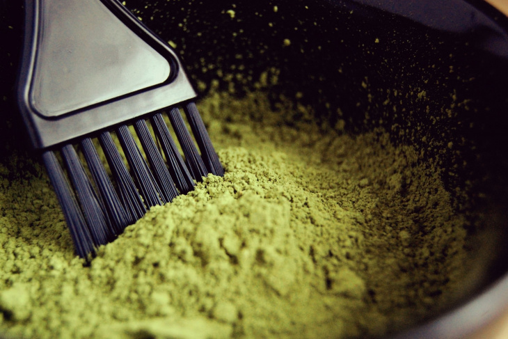 Βαφή μαλλιών με φυσικές βαφές