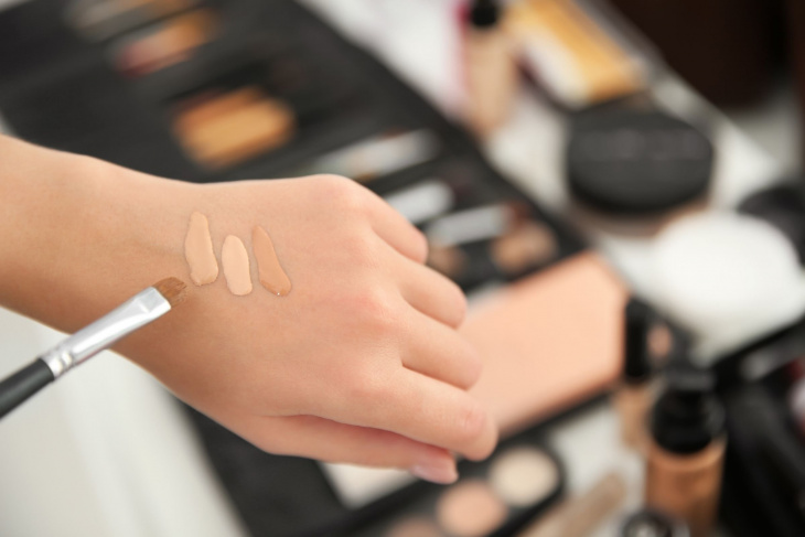 Πώς να επιλέξετε τη σωστή απόχρωση make-up