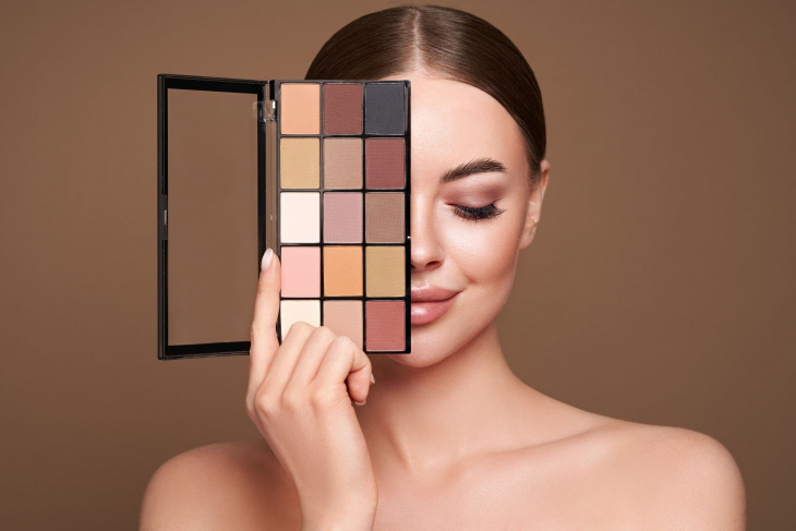 Πώς να εφαρμόζετε τη σκιά ματιών