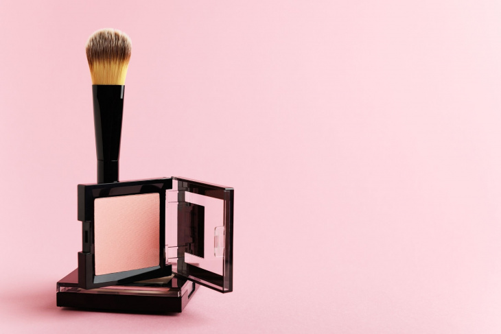Ρουζ σε σκόνη και πινέλο ρουζ