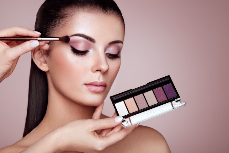 Πώς να κάνουμε smokey μακιγιάζ