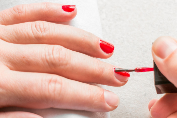 Πώς να εφαρμόζετε σωστά το βερνίκι νυχιών